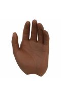 Mano izquierda de hombre afroamericano relajada